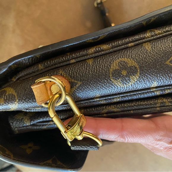 LOUIS VUITTON CROSSBODY BAG - Picture 8 of 16